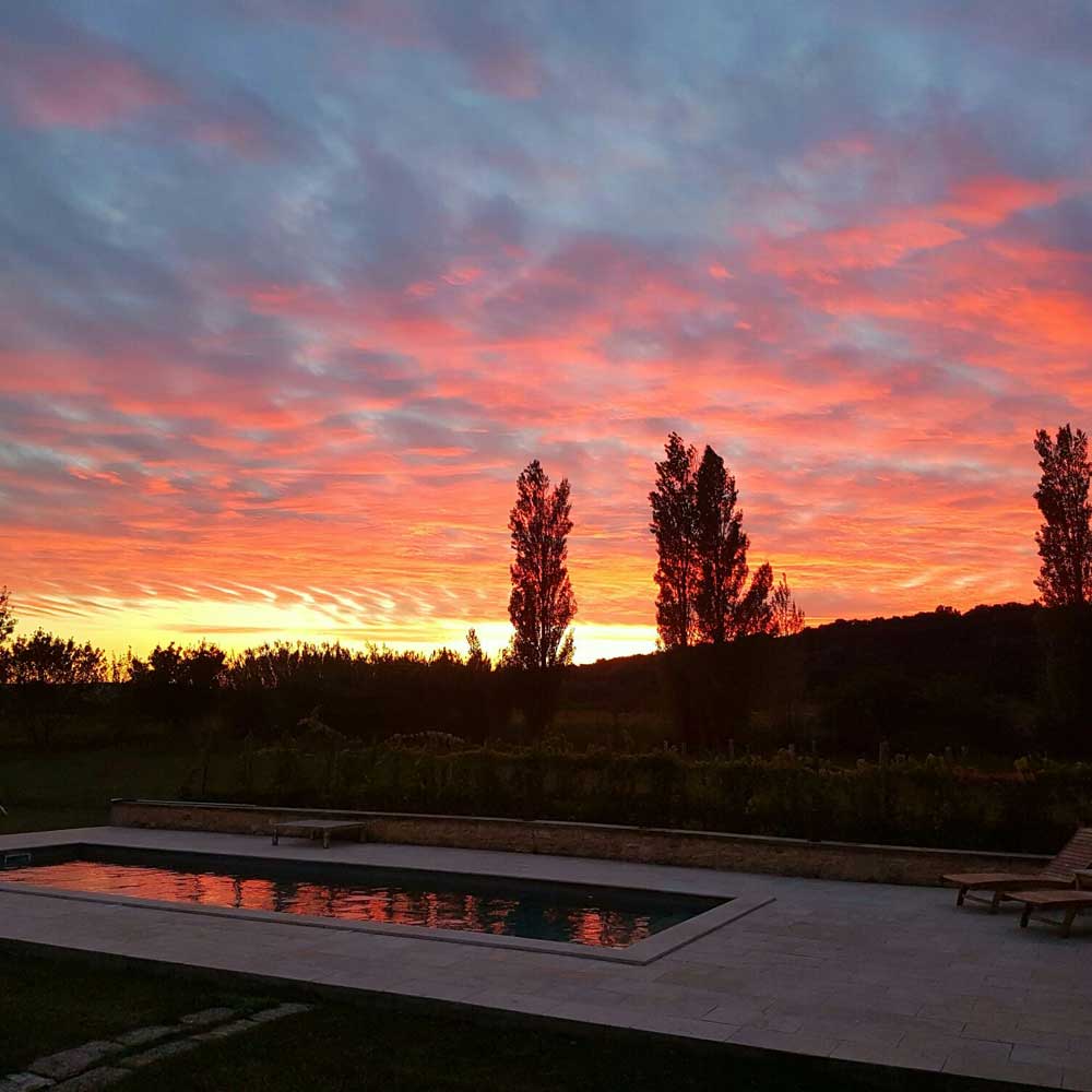 piscine et coucher de soleil